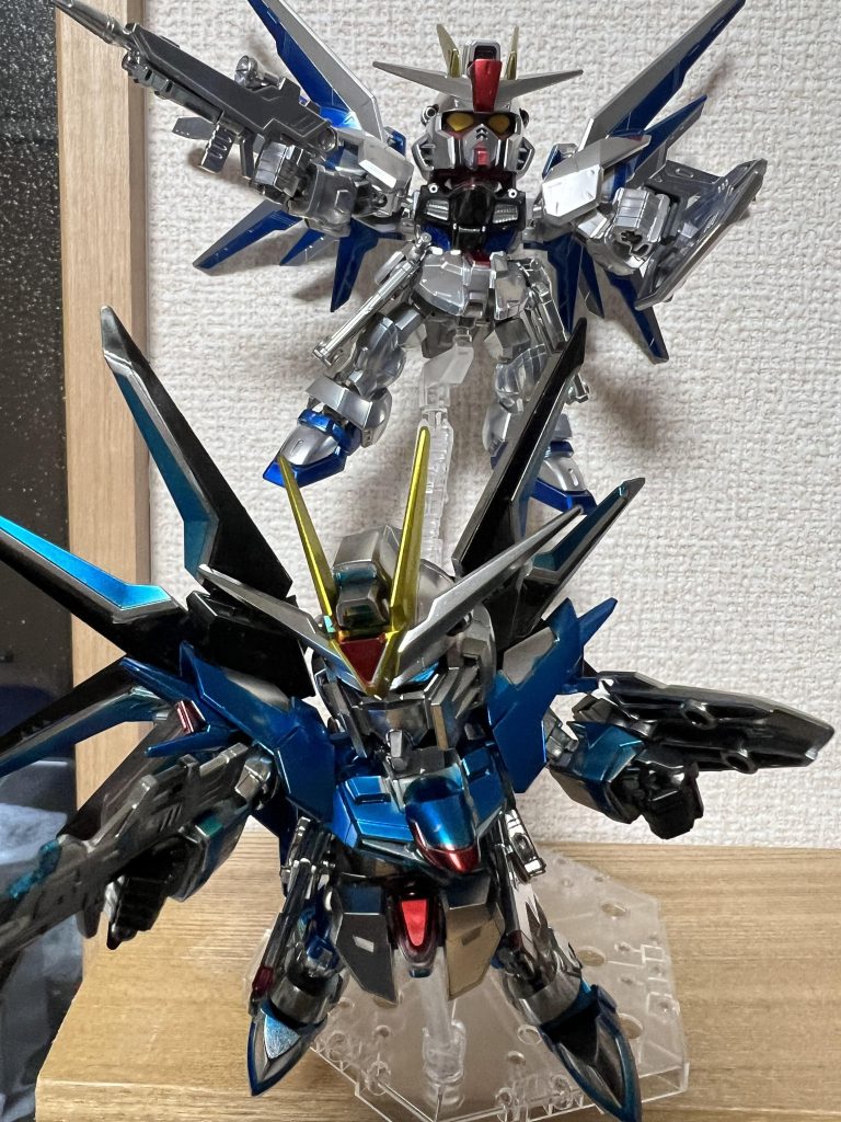 下地EXホワイトで参考にした方のような明るめシルバーに試したSDCSフリーダムと色見比較。塗装途中でみんなが揚げてる間にライジングフリーダム作らないと間に合いそうにない気がして😂まだHGのライジングフリーダムとイモータルジャスティスがパチ組み状態だから急がないと。