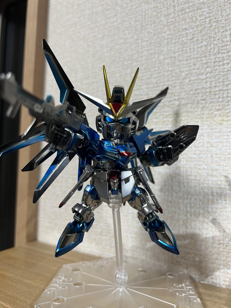 SDCSよりスタイルは良く感じますがSDCSの方目のパーツが分離してるので電飾しやすいかな?CSフレームが売ってないのでバンダイさん、ジオン並みの量産体制を期待してます🙏🏻