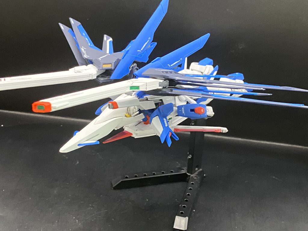 寝そべり変形と名高いMA形態ですがシールドを展開したりレール砲を前に出せばかなり飛行形態らしくなります!寝そべりだなんて言わせない!