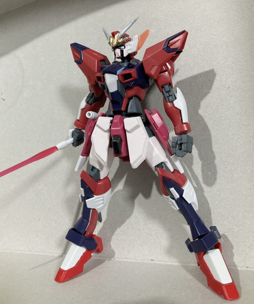 サフ前。イモータルジャスティスがベースで、インフィニットジャスティス、パーフェクトストライクフリーダムルージュ、エクシアダークマター、ウイングゼロ炎、境界戦機武器セット等のパーツを使用しています(イモータルジャスティス以外は家にあったジャンクパーツ)