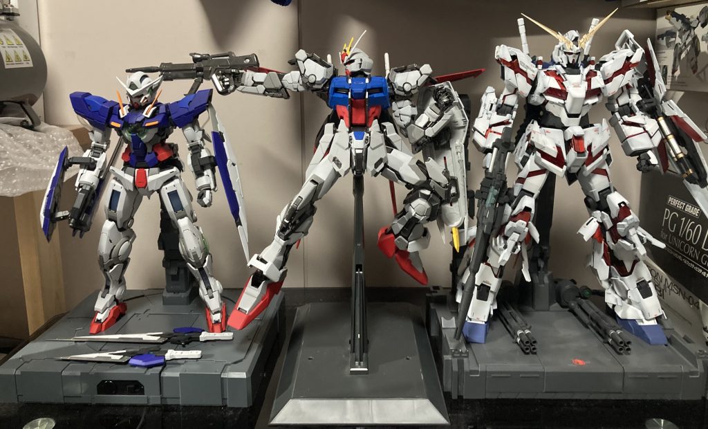 最後に去年の2月からエアブラシ塗装初めて1年間で製作したPG3体を並べてみました。独学なんで成長してるのか成長してないのかはよくわからん並べてみるとユニコーンってやっぱでかいっすね