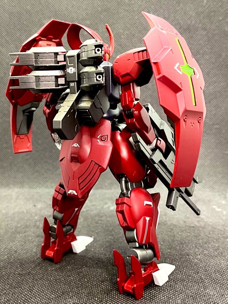 バックショット。要所要所にデカールを貼って情報量を増やしてみた。