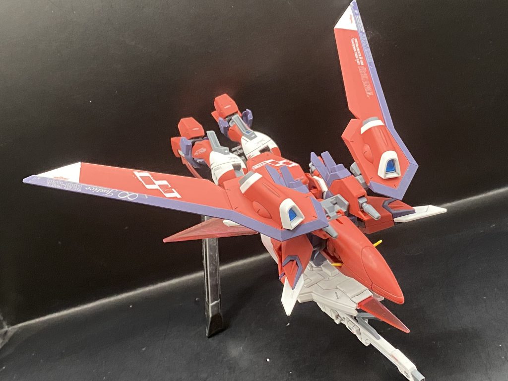 変形形態はライフリよりも寝そべり感が強く出てしまいます。ライフリ腰のレールガンとかヘッドと足のウィング展開があったのでもう少し寝そべり感はなかったのですがこちらはまさにという感じです。