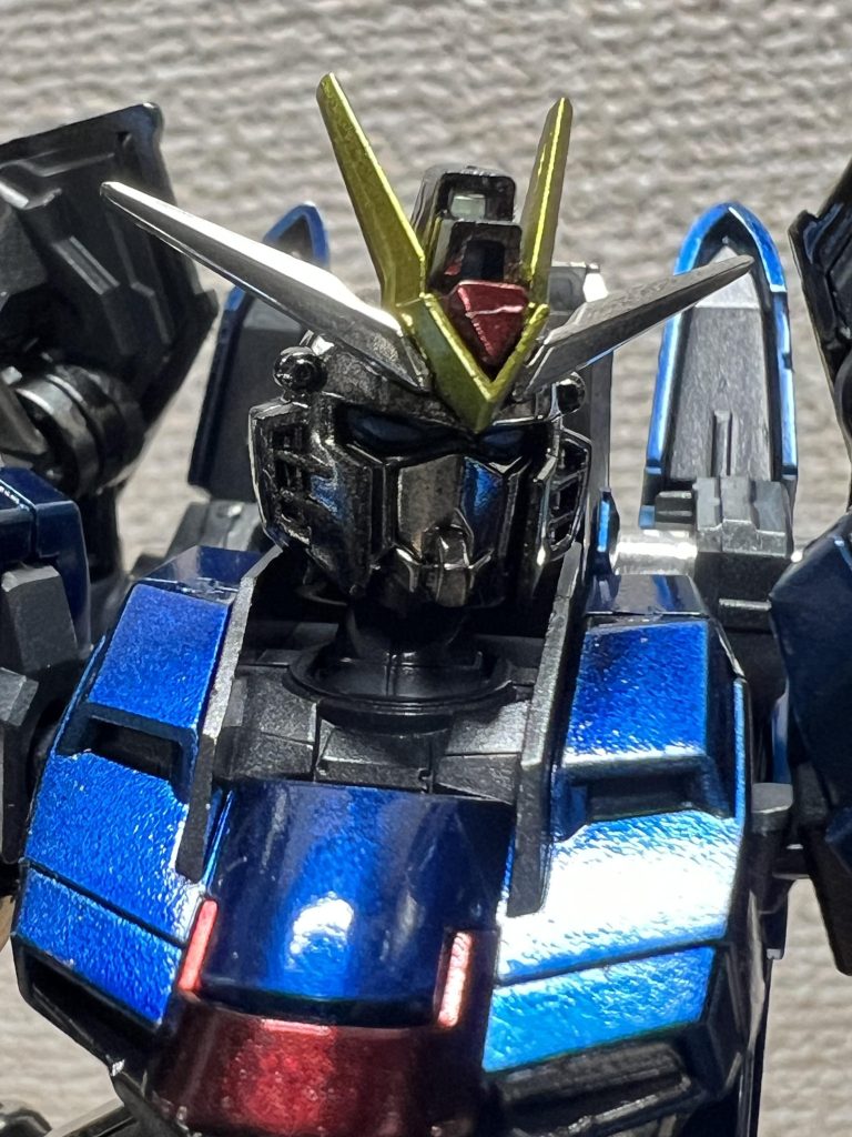 アップにしてみるとディープクリアブルーの塗装面が凸凹してるので次回は磨いてもっと鏡面仕上げにできるように挑戦したいと思います。シルバー一色にしたらF91のフェイスオープンみたいな気がしてきました😅