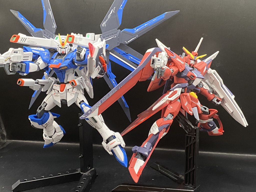 最後はライフリと一緒にポーズで締め。この2機が揃うとめっちゃくちゃ映えますね！隠者のデカールと部分塗装、墨入れにつや消しでフィニッシュです。