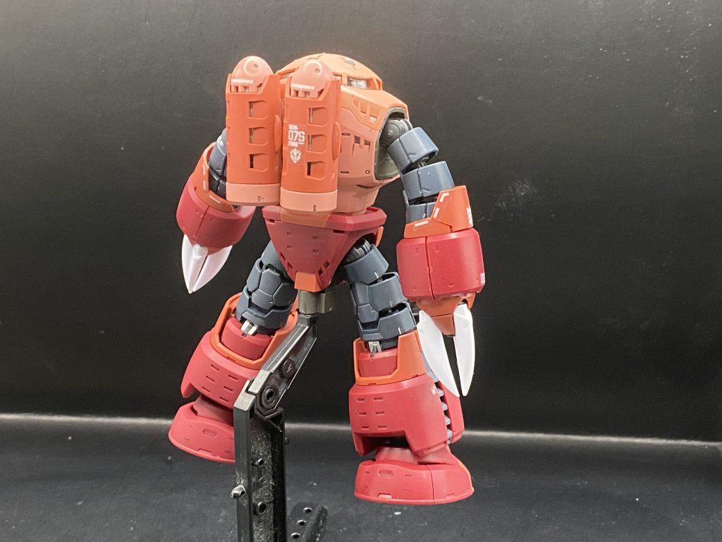 全身を前後から非常にズゴックらしいずんぐりむっくり感に細かなディテールでカッコ良さも兼ね備えている逸品です！