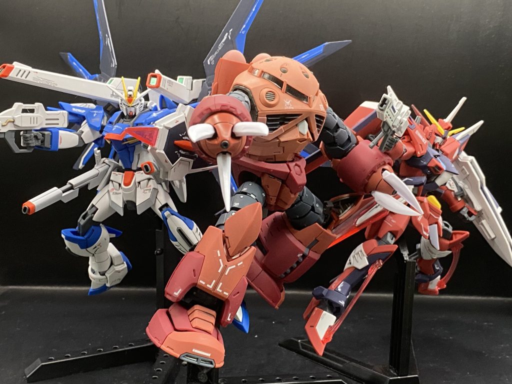 そしてSEEDFREEDOMの3人のトリオでポーズ一機だけ宇宙世紀なのに馴染む!実に馴染むぞ！というわけで墨入れと部分塗装、デカール貼りにつや消しフィニッシュです。そこまでやって半日足らずで組めるのが凄いですRGとは思えない優しいキットでした。