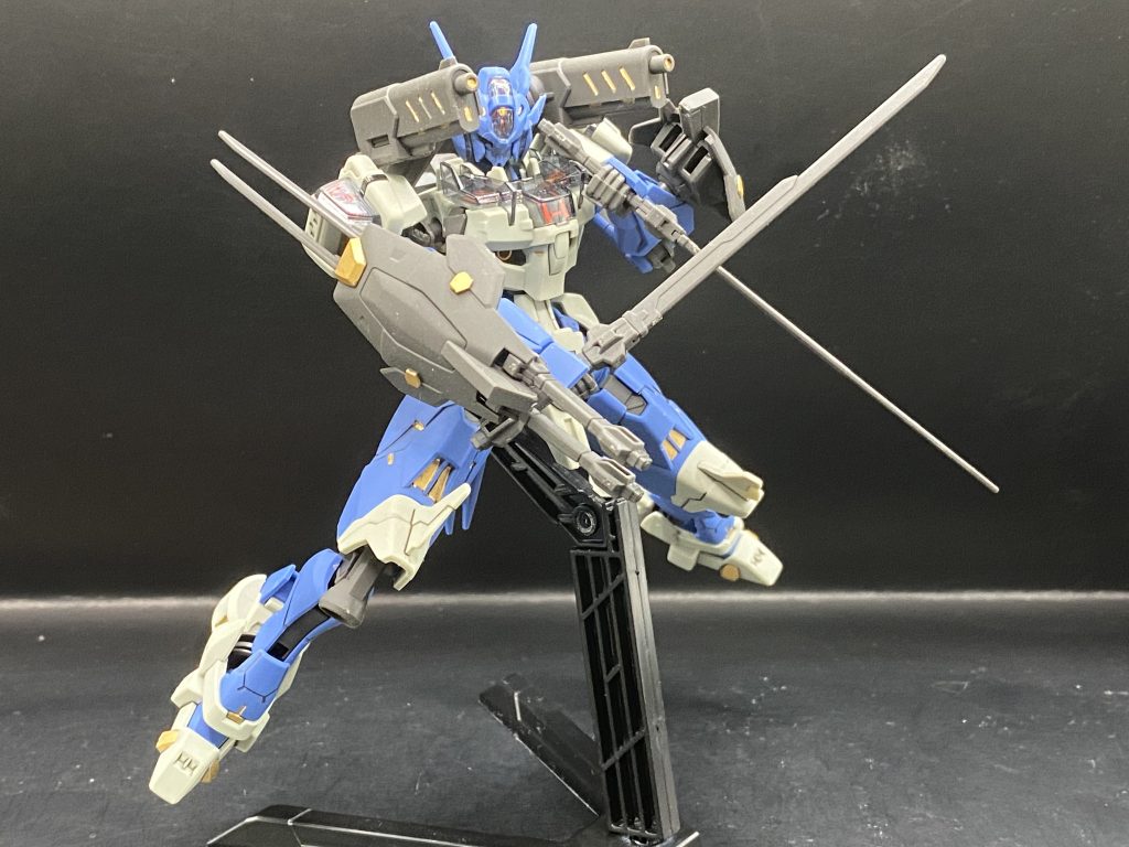 ナルカミの両手装備ビームガンも両肩から構えて牽制しつつ接近して斬るという感じで