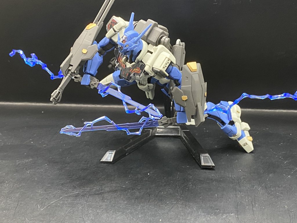 そして放電しながら飛びかかるような感じでポーズ