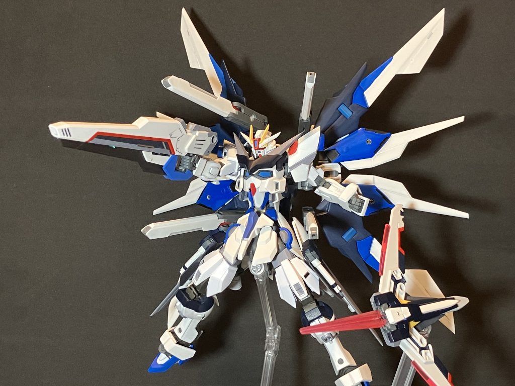 舞い降りる剣からのハイマットフルバースト。ウイングバインダーはフリーダムのとAGE-2の羽を加工して作りました。