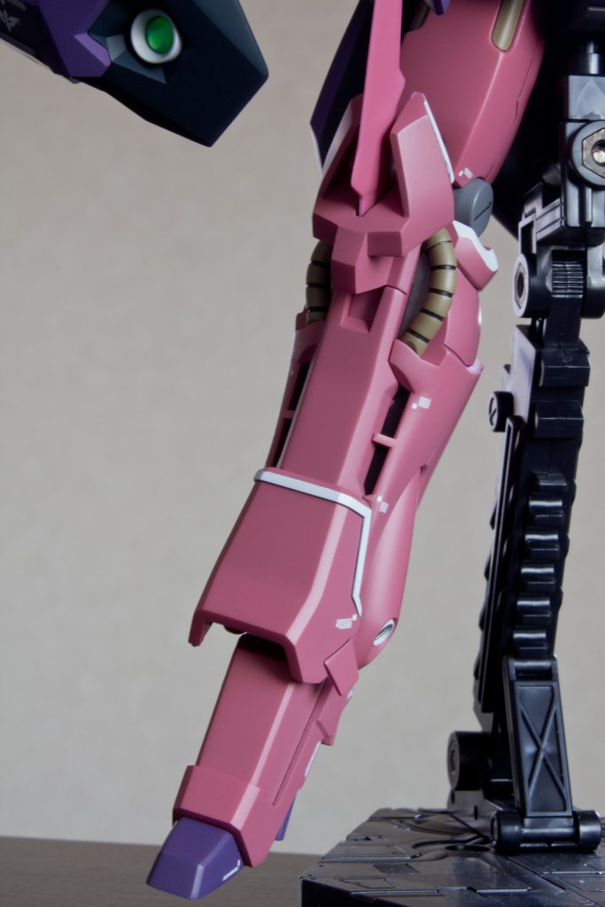 スネの両側のダクト部には前作同様市販パーツ埋め込みたかったのですが在庫切れで。。買おうとしたら絶版になっててそのままです😆