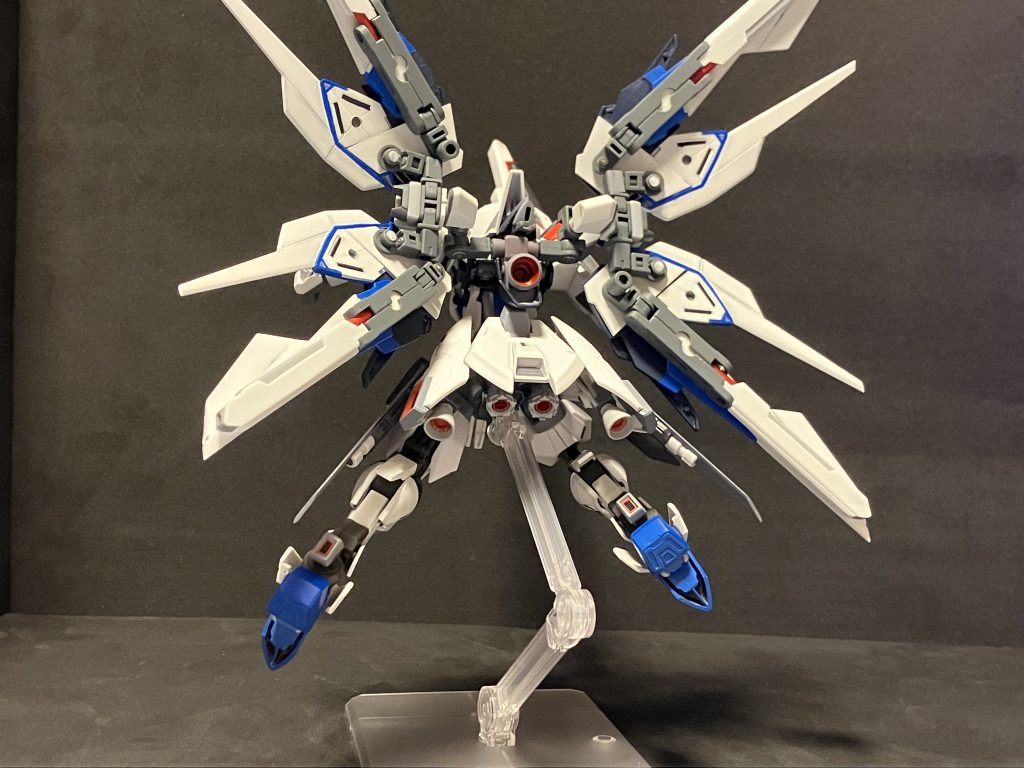 背面をバーニア増し増しにしました。ウイングバインダーの開き方は元のフリーダムと差別化するためウイングゼロに似た感じで開くようになっています。