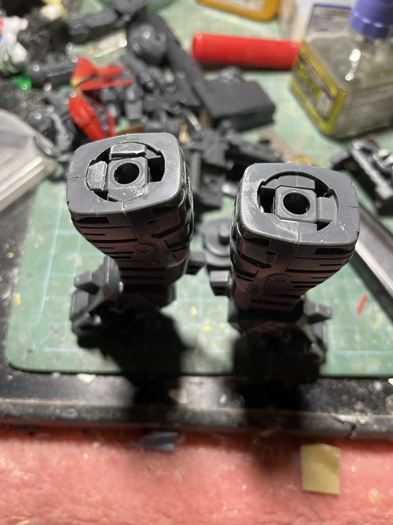 太もものロール部分に1mmのランナータグから作ったABSプラ板をカマして、トータルで足は4mm延長です