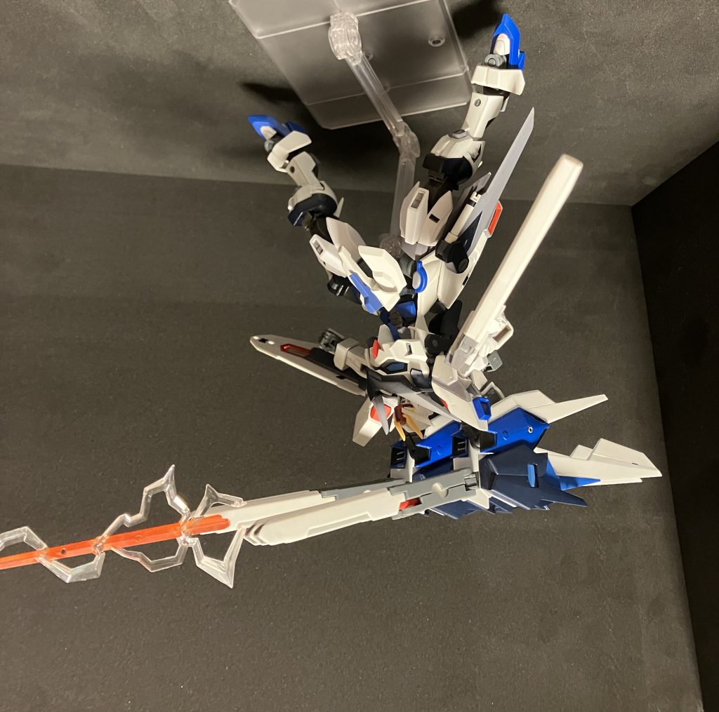 武装は手持ちのバラエーナライフルとウイングバインダーに内蔵のバラエーナ×4門、ビームサーベルと試作シールドブーメランです。射撃武器はバラエーナのみでバルカンもありません。ロマン全振りです。