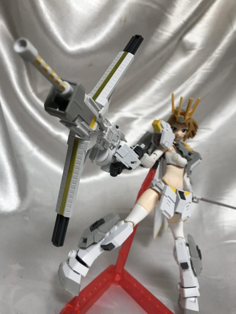 ギミックが楽しい大型武器。元々アームがついているのがありがたかったです。展開するときの白い弓でいう弦部分が外れやすかったので展開状態で固定としました。