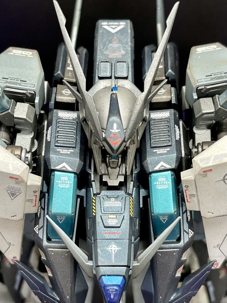 デカール類は煩くならない程度に全体に散らして、主張し過ぎるものはウェザリング時に若干暈しています。チェスト裏側部分の肉抜きをパテ埋めで処理。先端部分のアンテナパーツは軽く先鋭化しています。