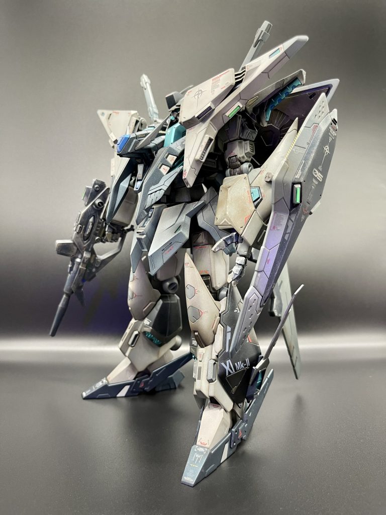 カラーリングは全体が枯れた Leaden Color で纏まるよう調色したオリジナル・カラーを使用して全塗装。汚し表現はエアブラシと筆で行いました。チェストパーツ、脚部パーツの黒っぽく見える部分は黒味を効かせたダークターコイズ（メタリック）。実際には仄暗い青緑色に見えるのですが、ややメタル調が煩く感じたので、上からシャドーをかけて色味を重くしてあります。マット・フィニッシュなので、黒に近い落ち着いた色合いに変化しています。