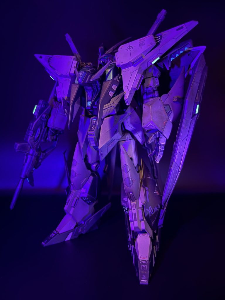 シールド、ライフル、肩アーマー他、各パーツそれぞれに何か「サイコミュ的なもの」をと考え蛍光塗料を使って、UVによってそれっぽく発光している風にしました。