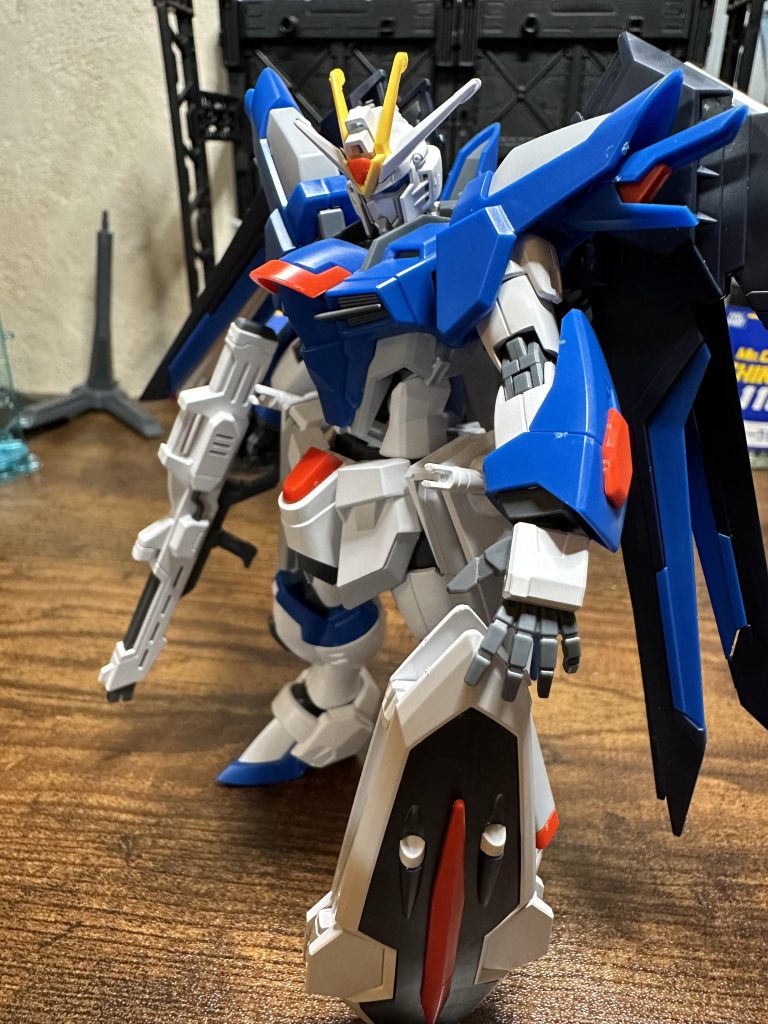 パンフとは持ち手逆だけどシールドも持たせてみました