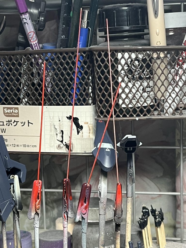 エフェクトは1ミリの真鍮線を塗装してそれらしく。