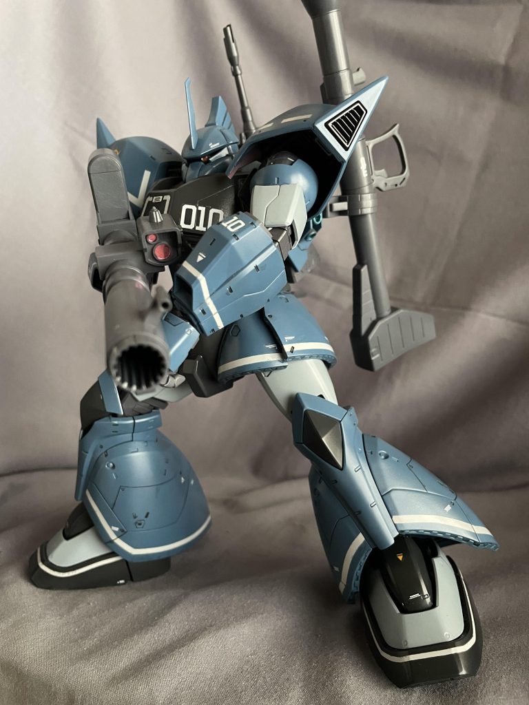 ジョニゲルと言えば武装はこのロケットランチャーですよね♪構える時に腕と干渉することも無く、しっかり両手持ちできるよく出来たデザインです！