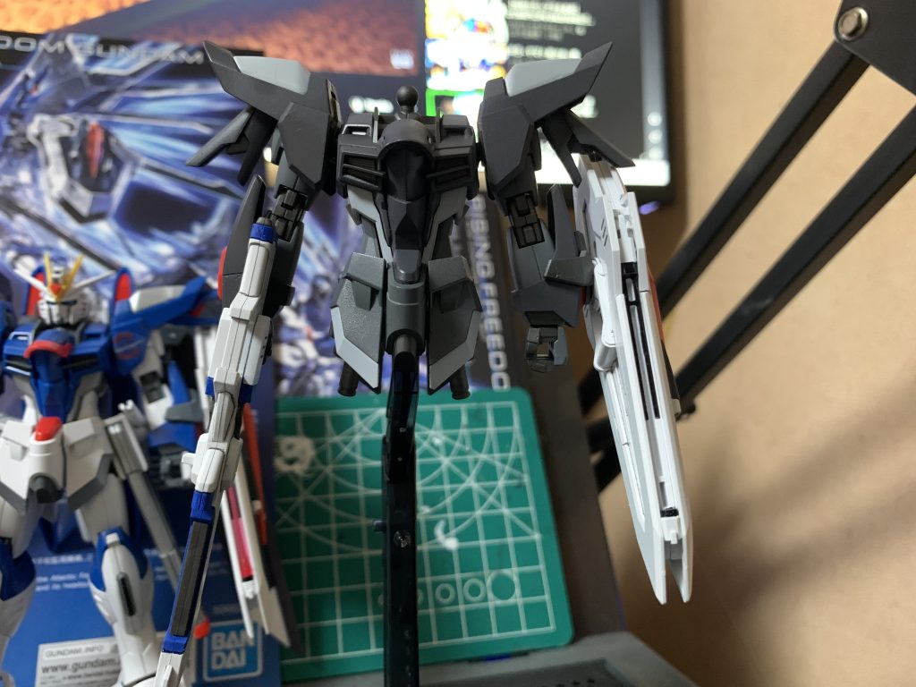 肩のノズル？部分は簡単な加工で上下に動かせれるようにしています。 