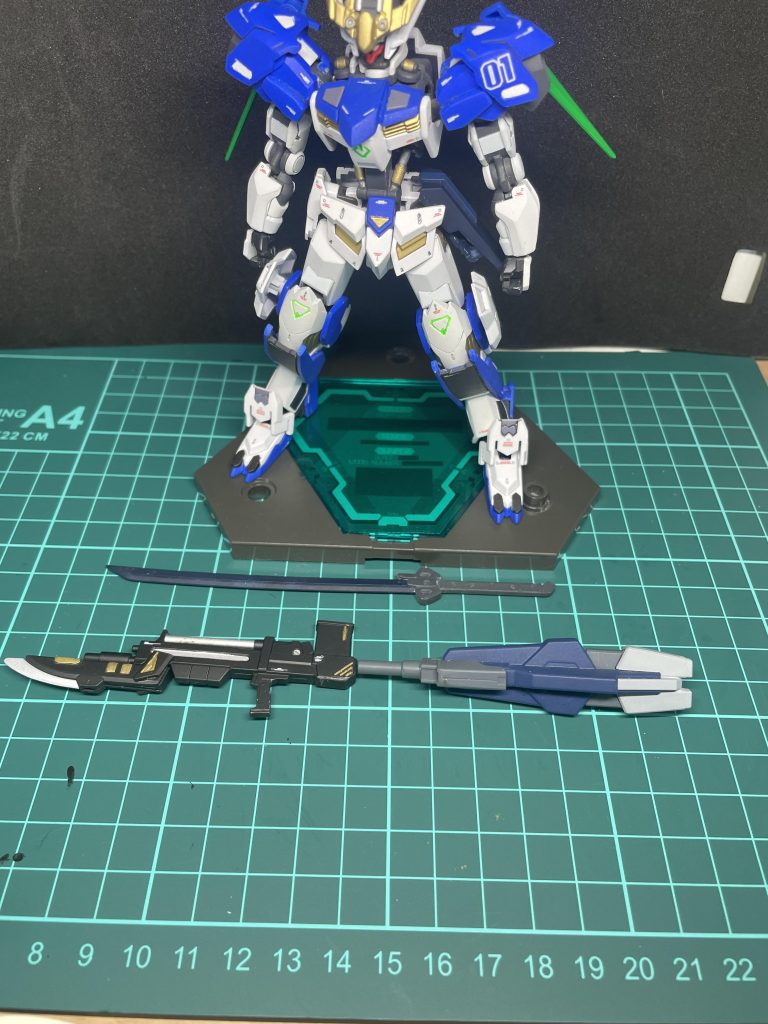 武 装ラグナ専用銃剣付きライフル リ・ガジィのライフルを改造した武装。先端の銃剣での近距離戦も可能。ドッズガトリング 左腕に装備された武装。実弾兵器である。太刀 クタン参型に付属する柄付きの太刀。刃の部分の特殊な塗装によってビームを斬ることも理論上は可能。頭部バルカン アンテナにつけられたバルカン砲。装弾数は少ない。ショートナイフ 肩部に搭載された武装。起死回生の一手として繰り出されることが多い。