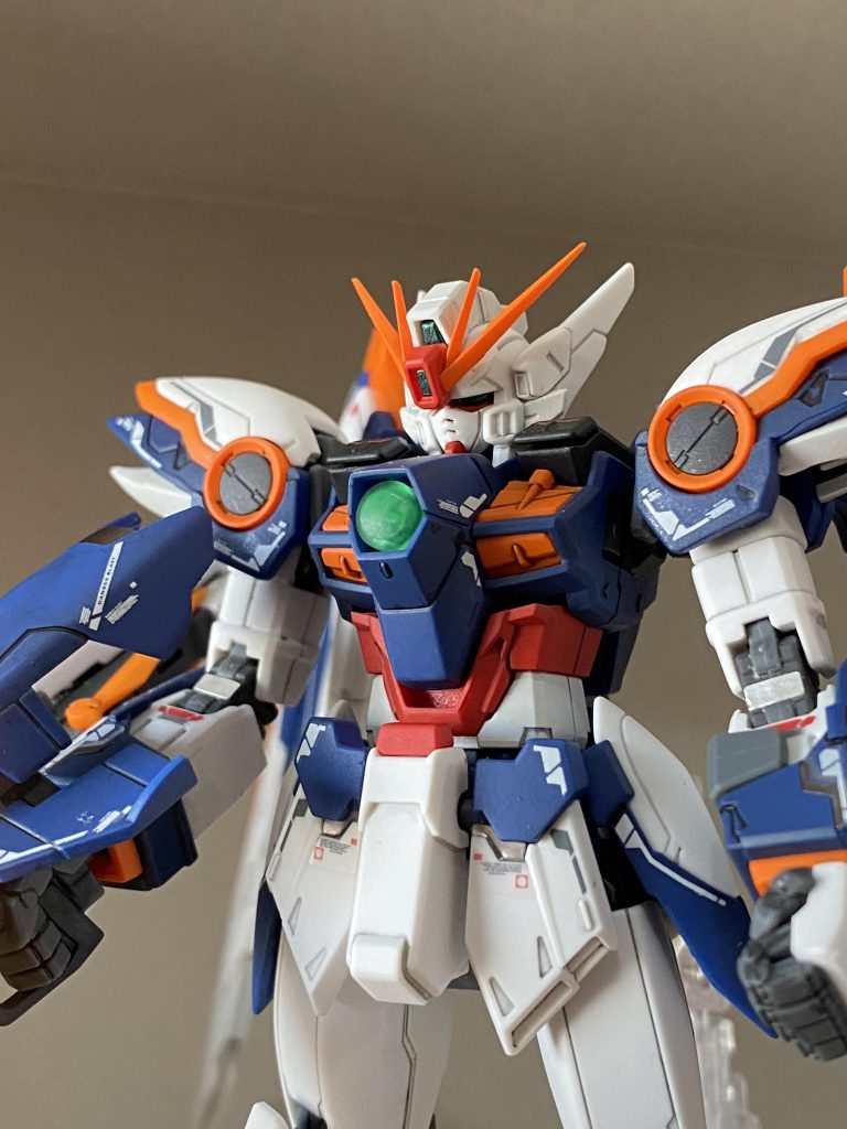 アップ。バルカン蓋の黄色は好きじゃなかったので黒鉄色に。カメラアイやセンサーは水性メタリックグリーン。胸のオーブはクリアーグリーンを吹いてみたけど曇ってしまった。でも、つや消しするから気にしない。下腹は赤→白に。ストライクの時もそうだったけど、お腹は赤より白が好きなようです。肩の赤パーツも余剰の灰色の方を選択。そしてトップコート吹いた後にスミ入れの拭き取り忘れに気付くって言うね。