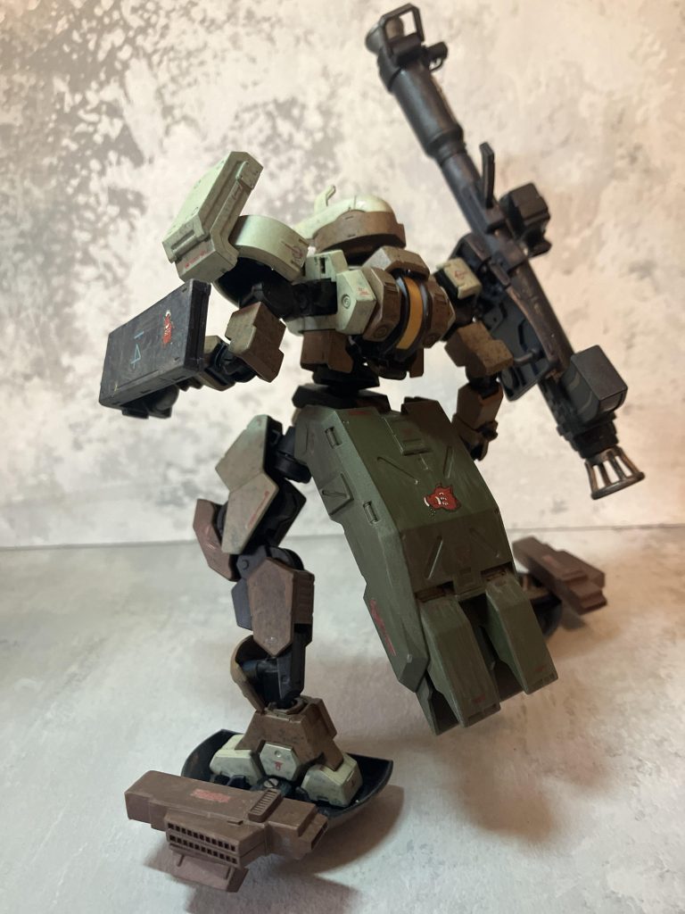 今回、機体自体にはほぼ手を入れていません肩のシールドの変更とホバーユニットに装甲版を貼ったぐらいです