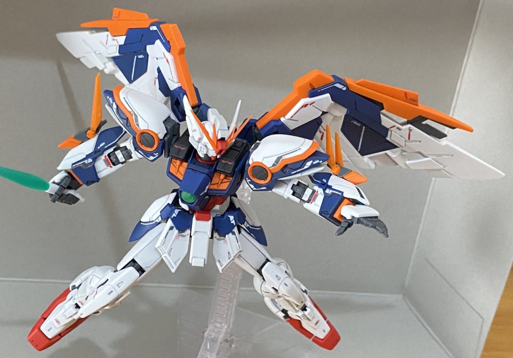 翼の赤パーツも白に塗装。オリジナルはチカチカする感じあるけど、落ち着いた雰囲気にまとまったかな。ネットで先人達を参考にしたとは言え、我ながら良き出来映えになったと思う。スミ入れもパーツごとに色分け頑張った。白赤→ダークグレイ。オレンジ→ブラウン。紺灰→ブラック。