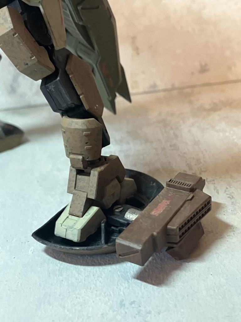 砂漠仕様と言う最大の要因はコレです背部ホバーユニットだけだと砂漠では高速移動が出来ないのでは？と思い脚部にホバーユニットを付けました