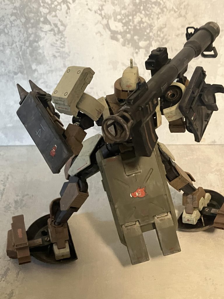 背部ホバーユニットのマークは、その当時に所属していた傭兵部隊のマークとしています