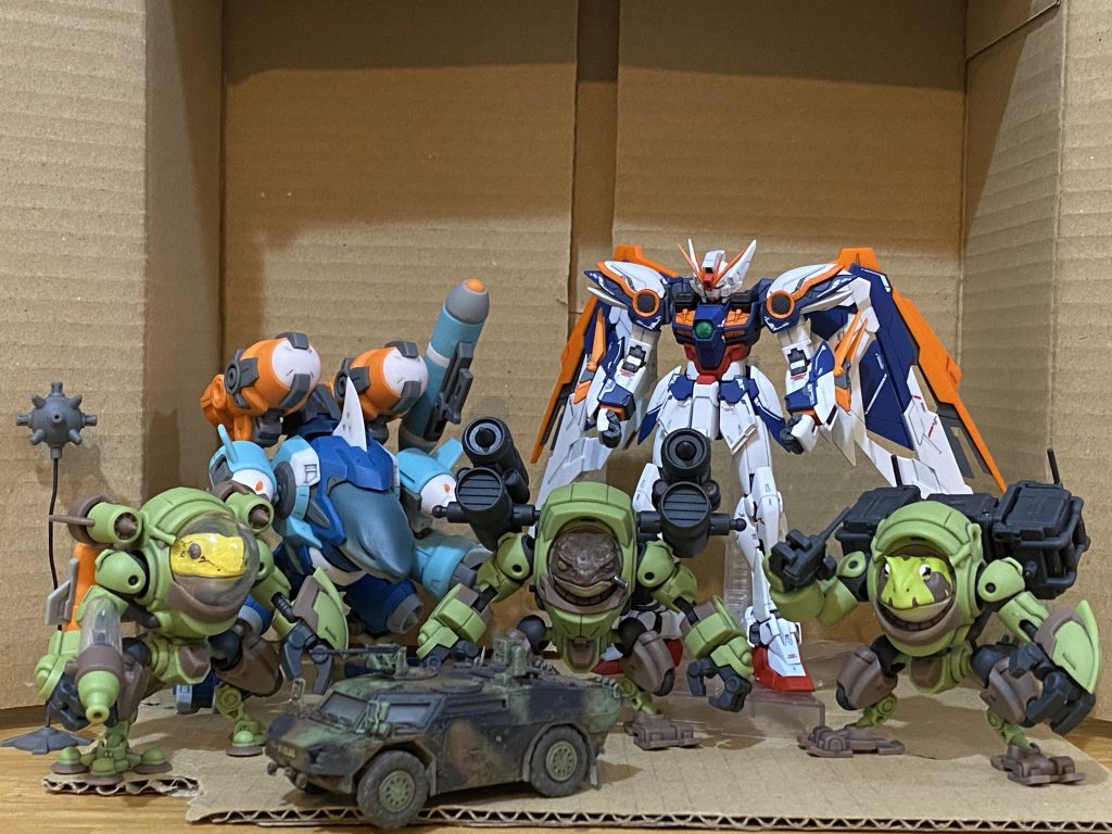 最後に中国産プラモと記念撮影。No.57てメーカーの蛙と鮫。パッケージの漢字が微妙に読めないのよ。あとフロントミッションジオラマ用にトランペッターの1/72フェネック軽装甲車。エアブラシで初めて塗装したやつ。ウェザリングペーストやらマスターで土埃系の汚しはしたけど、劣化系チッピングするの忘れてた…折を見て再調整だな。ある程度ビジョンありつつ進行してたけど、今後は使用塗料やら進捗をマメに撮影しましょう。さて現在は、お世話になっているクラフトスペースのコンテストに出す用のセカンドVを既に作成中。とにかくエアブラシ塗装が楽しい！早く完成をアップしたい。次回を待て！