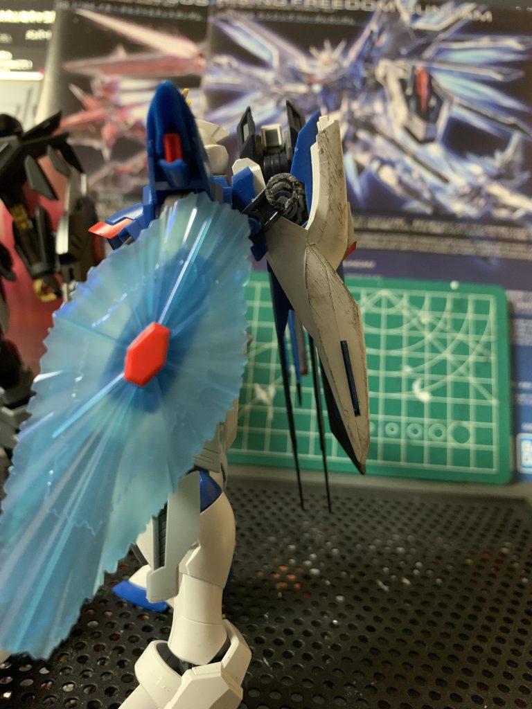 無数のミサイルにやられた跡をどう表現するか迷いとりあえず、120のやすりで削りデザインナイフで傷を付け軽くウェザリングマスターで色付けてみました!