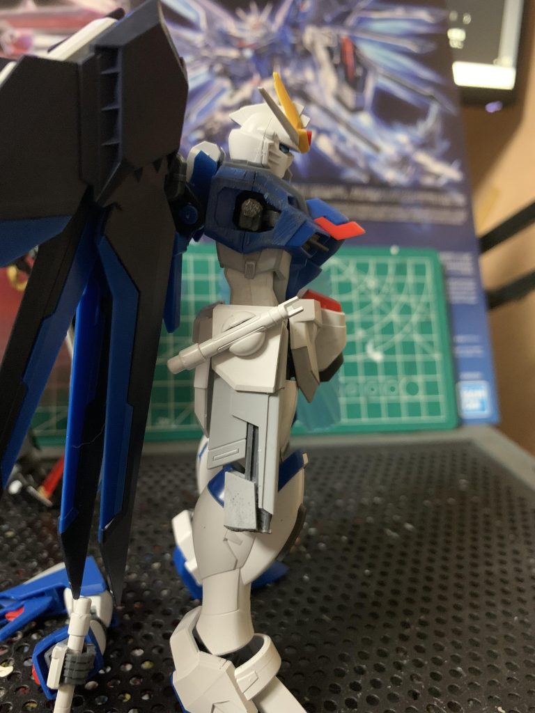 切り落とされた腕はニッパーで接続パーツを切り飛ばし、ヤスリで軽く削りました。