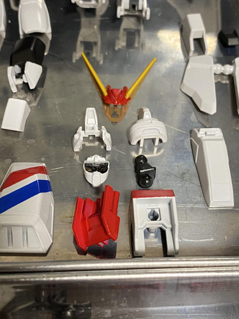 ツインアイを塗りでは難しいので、RG78-2からシールを拝借、あとは独特のストライプをいい感じにしたくかなり試行錯誤してマスキングしました。