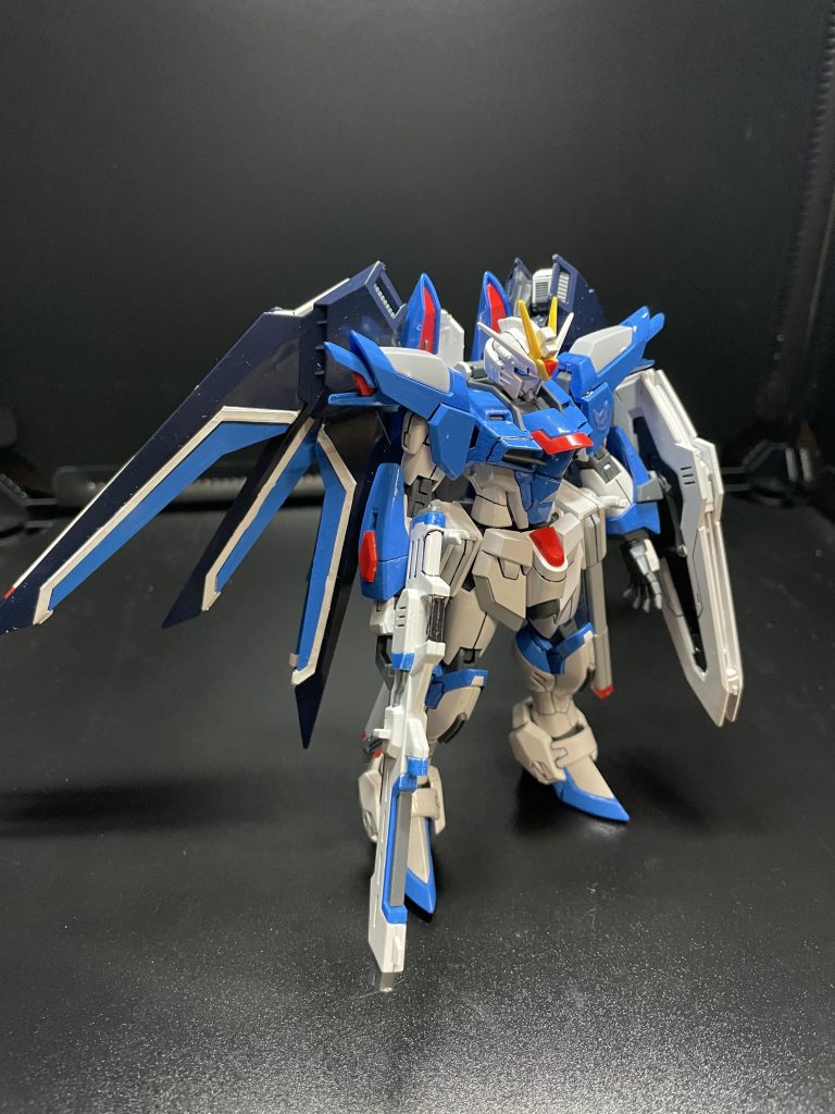 ライジングフリーダムはどうしても成型色の濃い青が気に入らなかったので、くすんだ水色っぽい青に塗装青3色使って作りました2機とも光沢クリアー仕上げ