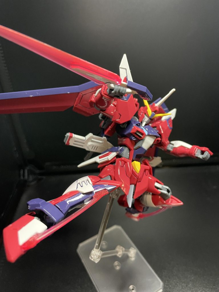 胸の水色の差し色がなんとなくシンな感じがする