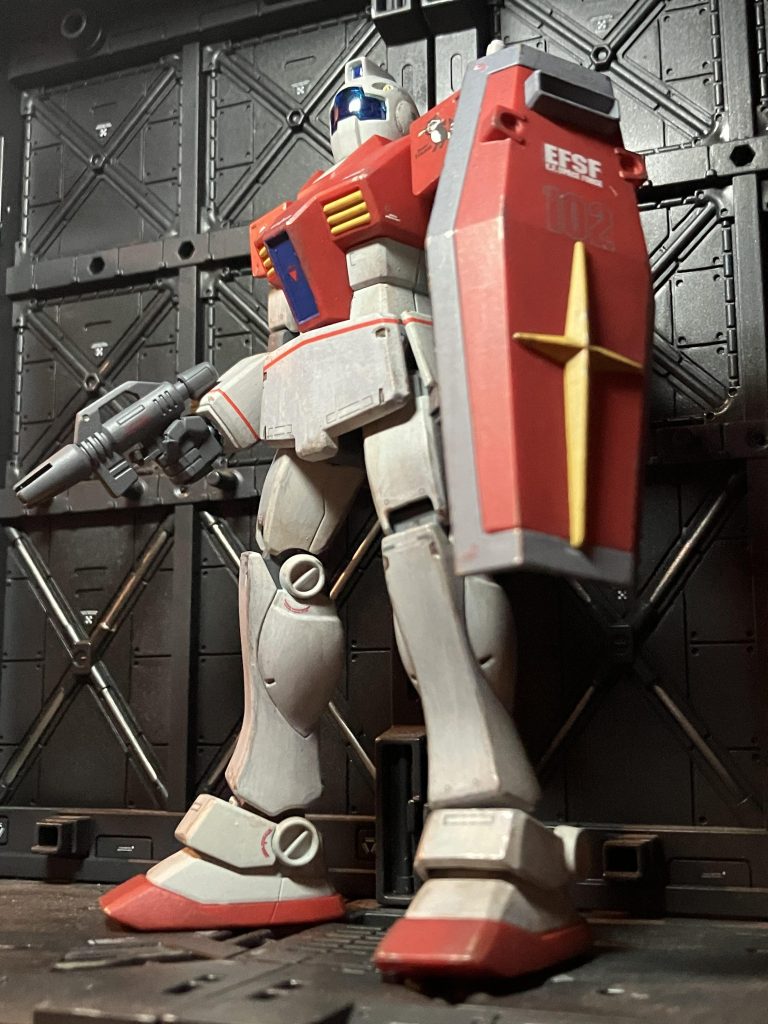 と言うわけでジムをカッコ良く見せたいと思い、旧キットのリアルタイプジムを参考にして塗装とデカールワークをしていきました