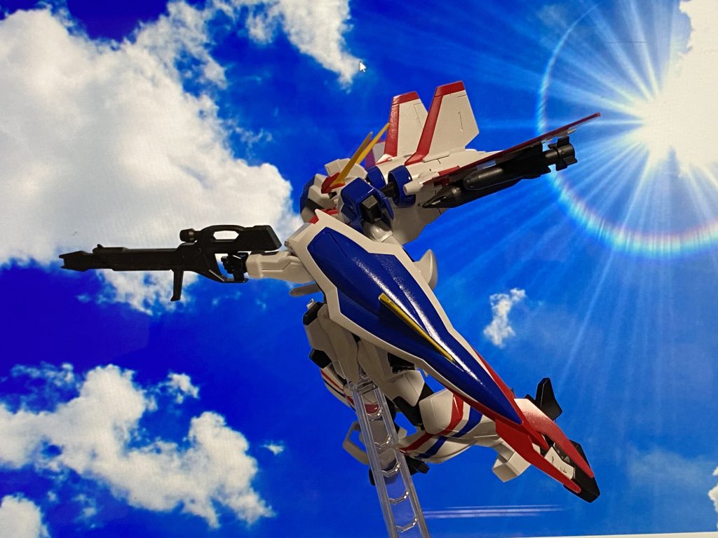 OPのイメージが強く刷り込まれてるので、そのイメージ、キラっと光る機体、鮮やかな青空を飛び回る姿を見て見たかったのです。