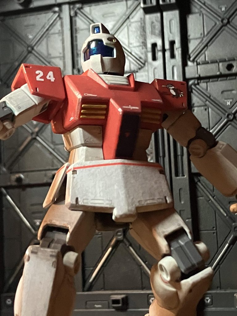 箱絵を見るとリアルタイプジムはモノアイがブルーだったのでクリアパーツの裏側から水性アクリジョンのクリアブルーを塗装しました思ったより青くが出てよかったです☺️