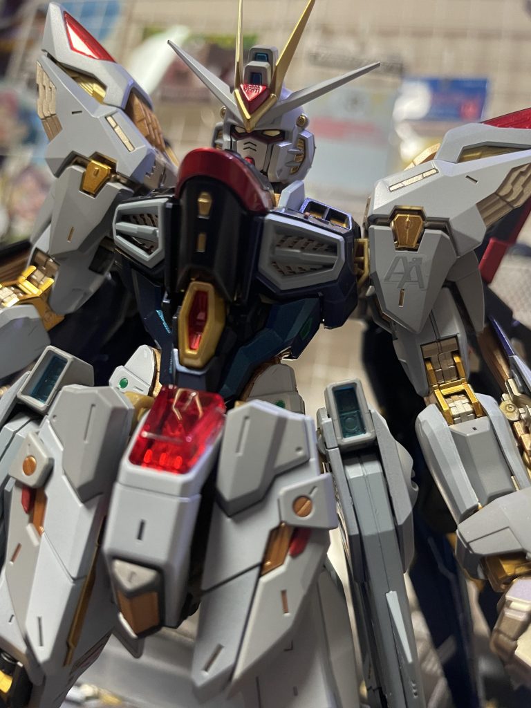 ほんまイケメンやで!メタルシールなど色々と豪華で作っていてめちゃくちゃに楽しいキットでした!プロポーションは海外受けしそうな感じだなー。絶対メタルビルドがベースになってると思う。かなりアレンジの入ったプロポーションなので好みはかなり別れるのではないでしょうか。一個じゃ物足りない!もう後2万個くらいは作りたいかな!