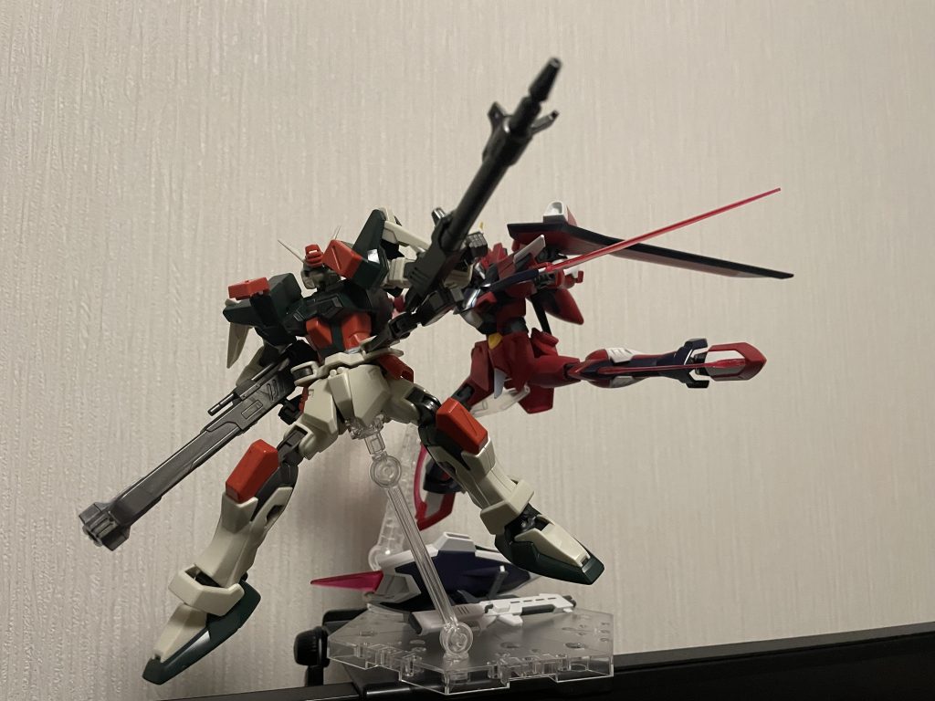 素組の時の写真(イモジャに襲われてます)やっぱり足首以下の幅が気になったのでhgceストライクから移植しましたが成功したと確信しています。