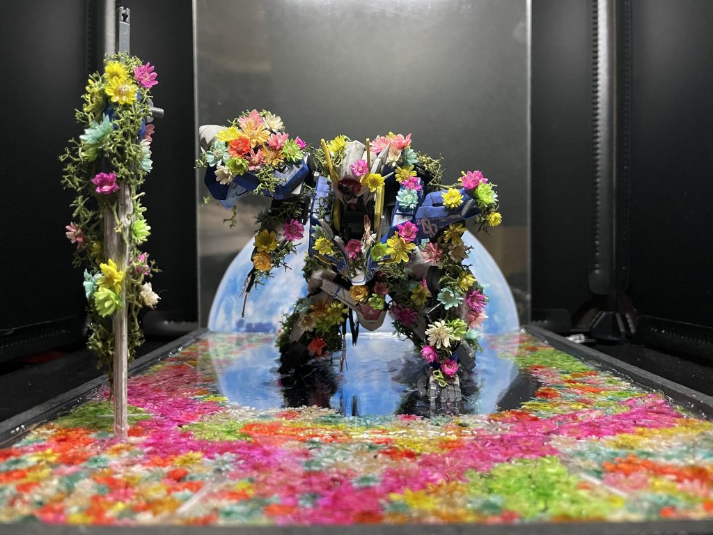 個人的には良い感じに出来たと思っております。後ろの地球は背景の黒との間に5mm厚のアクリル板を挟んでいるので宇宙の中に浮いているイメージを表現しました。