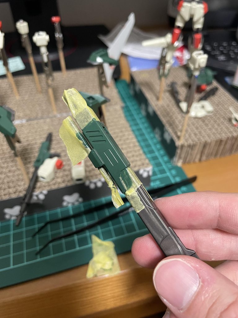 筆塗りなんですがマスキング失敗して塗料が下地につくことあるんですけど上手く行きました。武装の塗り分けできるとのっぺり感が無くなってやってよかったなという達成感があります。