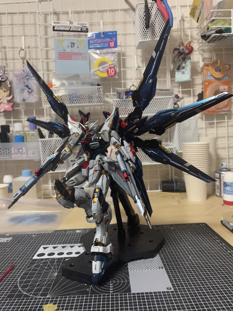 うっっつくしぃ…今回はバックパックの色分けを頑張ってみました。途中で何度か失敗しましたが、ストフリを作っていると言うこともあってか全く苦になりませんでした。ドラグーンの青いい感じなのではないでしょうか?