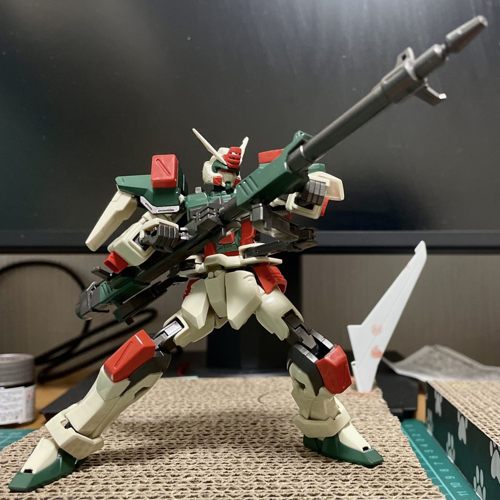 目を削ってクリアパーツ付けたんですけどあんま見えないですね。今後の課題かなぁ、どのタイミングでつけるのが良いんだろうか脚の設置性は滅茶苦茶いいので腰の位置どんどん下げられるのはバスター冥利に尽きますね。