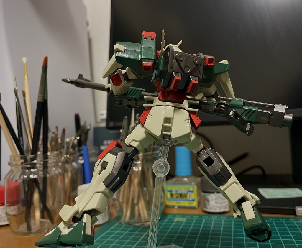 肩の合わせ目消すの大変そうだったので放置。バーニア類付け足しした事で背面の情報量増えて凄く好きです。膝裏のスペース気になるから消したいけどいい方あるのかなと模索しています。