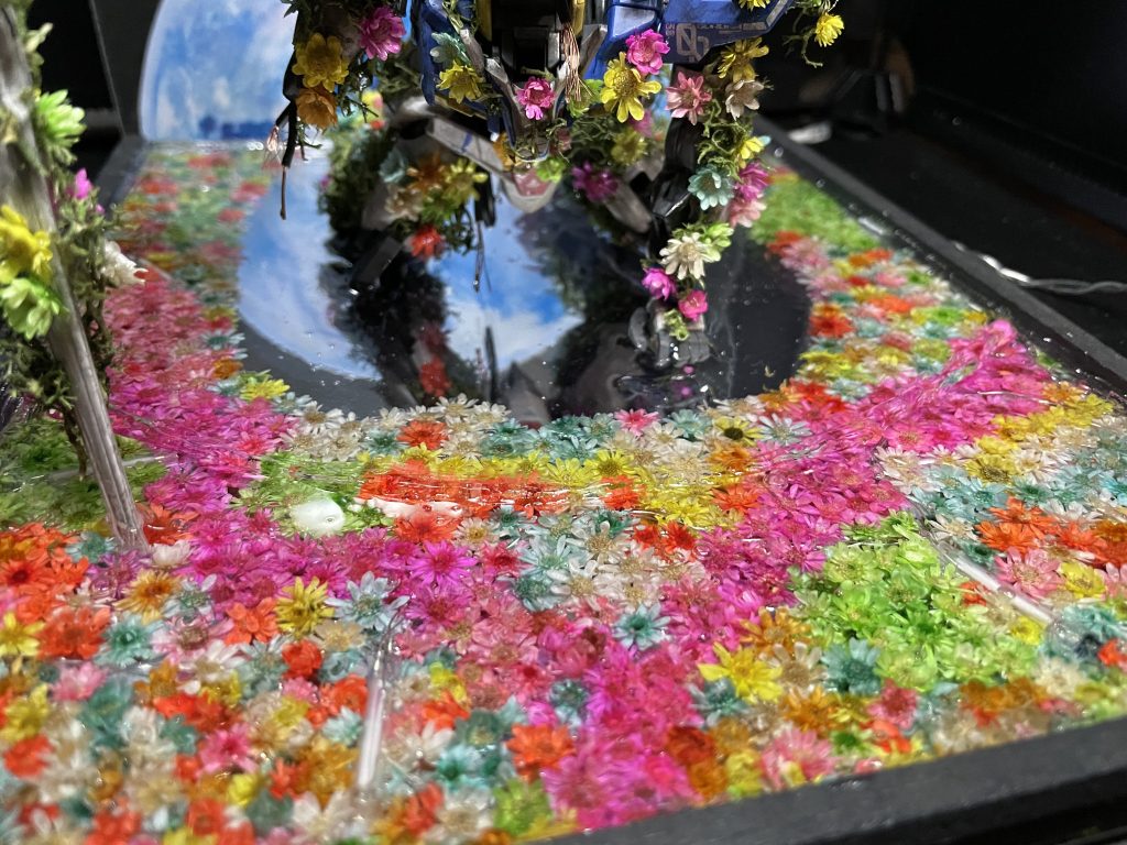 花は1個1個ピンセットで付けていきました。前回のフリーダムvsインパルスを作った時に買った大波小波の残りがあったので波紋もつけてみました。