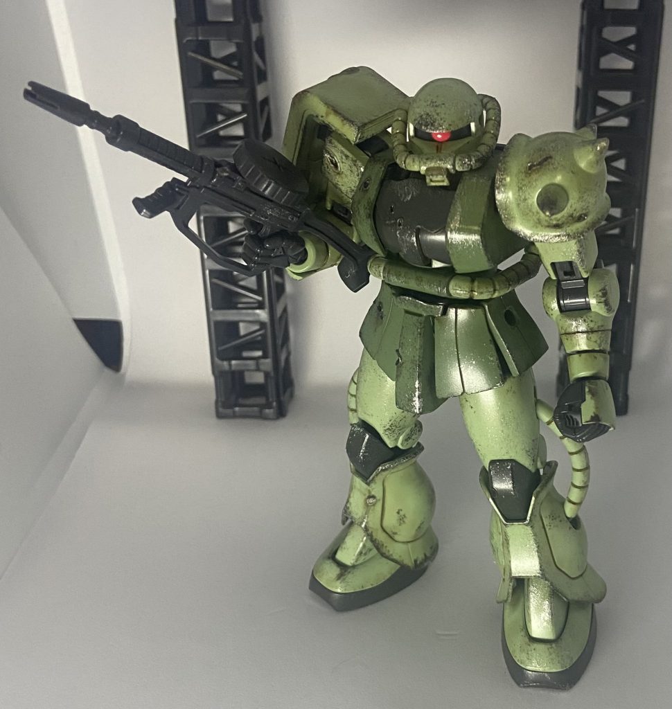 歴戦感が欲しかったので全体的にダメージをはんだごてやニッパーで付けてからチッピングとドライブラシしてモノアイだけ蛍光ピンクで塗装してトップコートした簡単仕上げですが最近のキットなのでかっこよくなりました私は連邦機体が好きなのですがたまにはジオン機体も作ると楽しいですねぜひジムくんといい戦いをして欲しいです